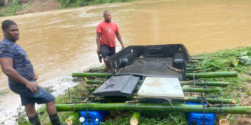 Improvisan medio de transporte tras colapso de puente que une a Yamasá con Don Juan