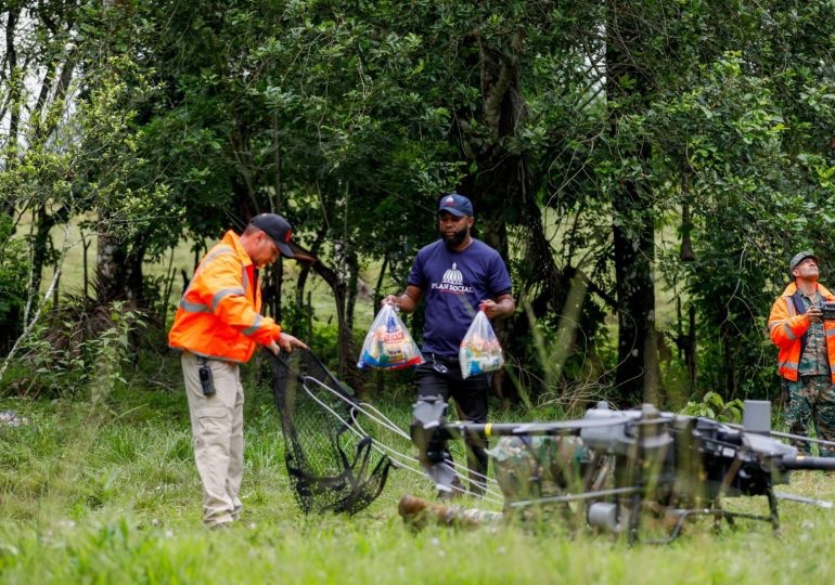 Entregan alimentos con drones a familias incomunicadas por el desbordamiento del río Cabón