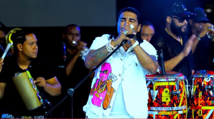 Omega pone a bailar a todos en la Casa de Alofoke