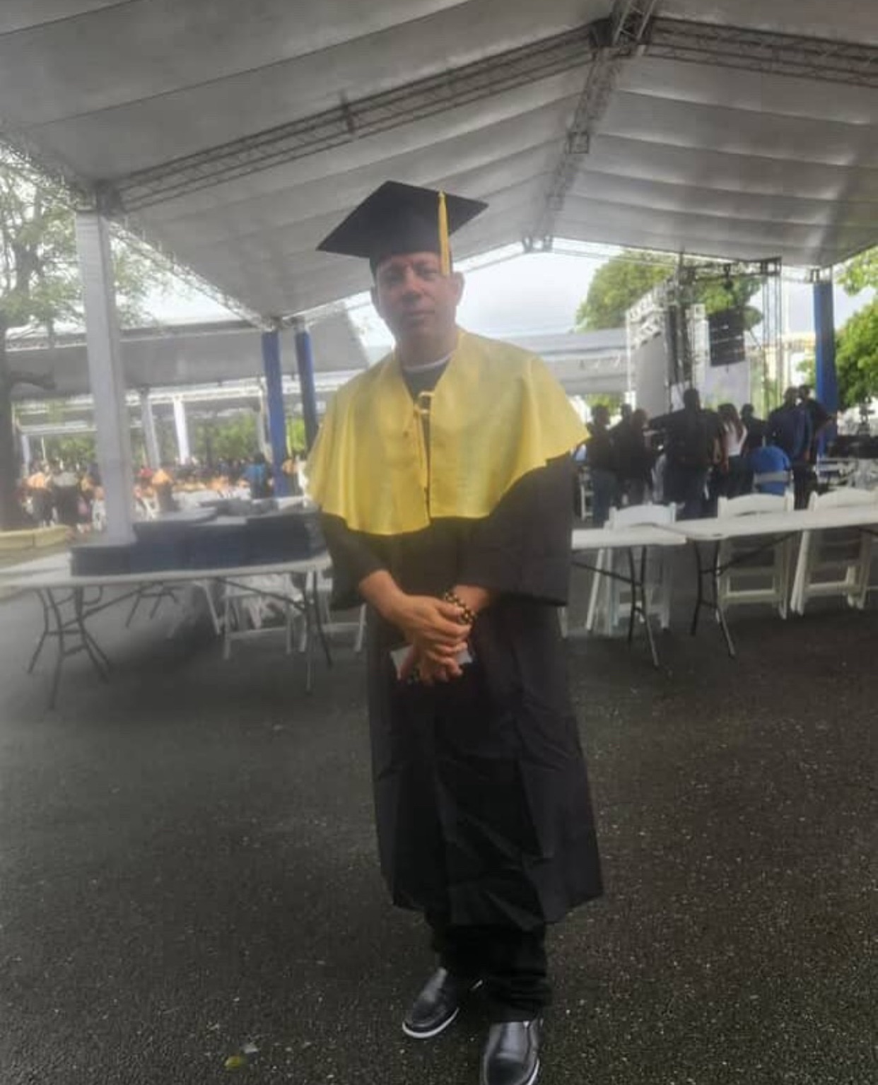 Después de 20 años de esfuerzo, Ambiorix Rosario logra su título universitario en la UASD