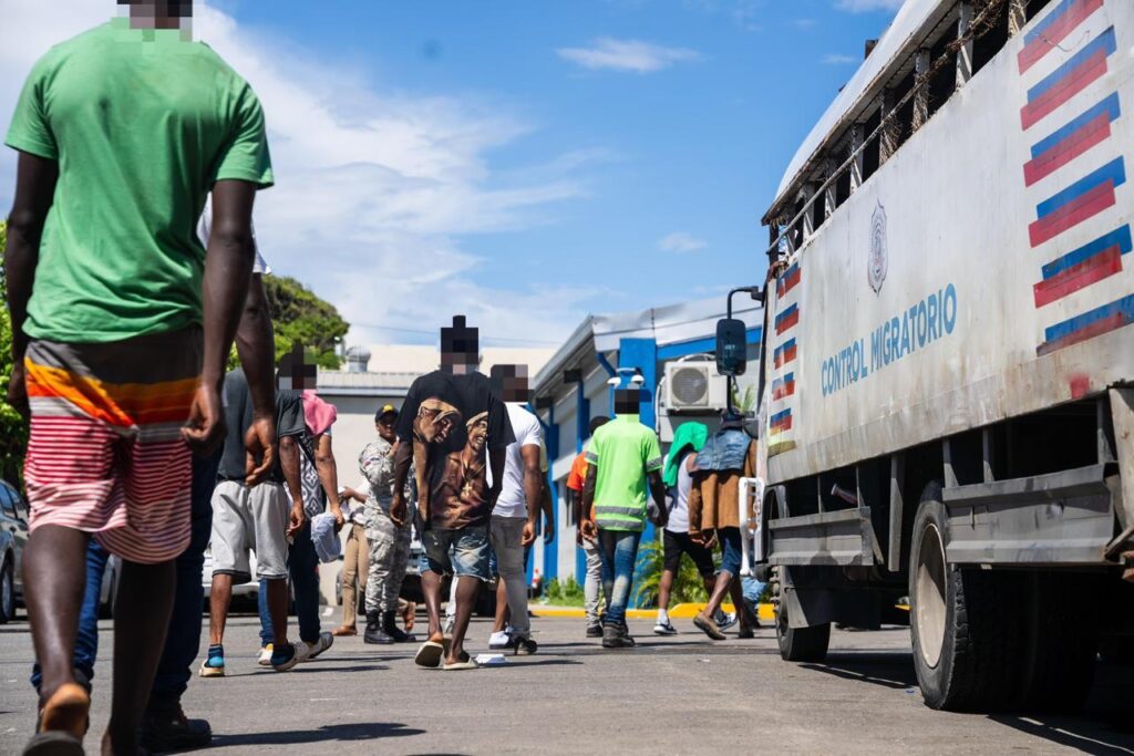 Operaciones de interdicción de la DGM reportan 1,082 detenidos y 910 deportados 1 img 6973