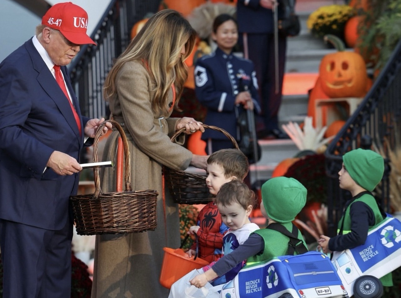 Presidente Donald Trump y primera dama celebran Halloween en el Jardín Sur de la Casa Blanca