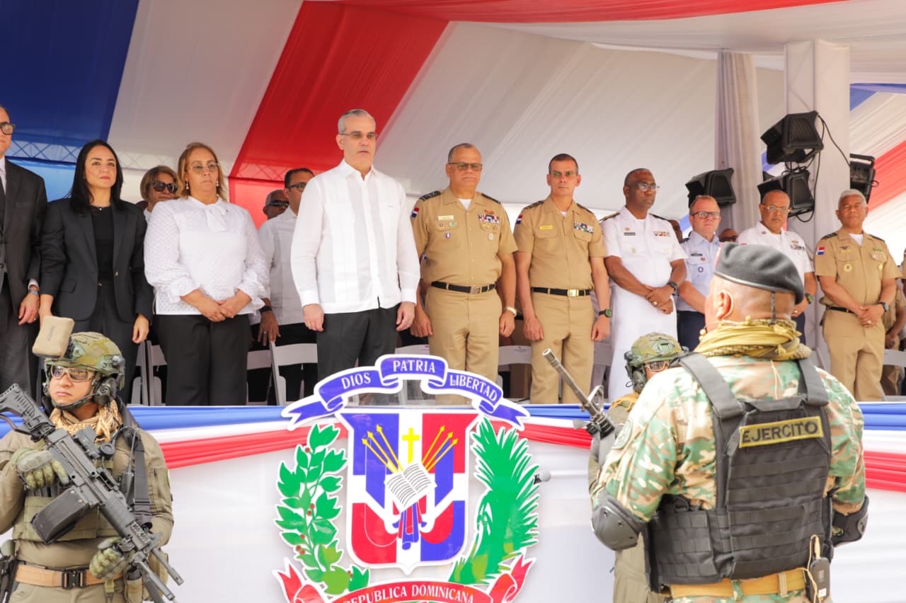 Presidente Abinader encabeza desfile estudiantil, cívico-militar y policial por el 181 aniversario de la Constitución dominicana