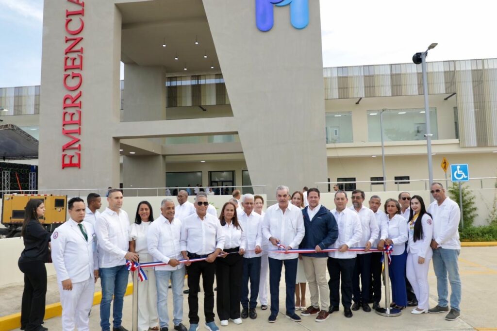 Presidente Abinader entrega moderno Hospital Regional Universitario Dr. Ángel María Gatón con 329 camas, que transforma la atención en salud en el Nordeste 2 190f0df9 ba15 4b48 9299 0228752e15ef 1