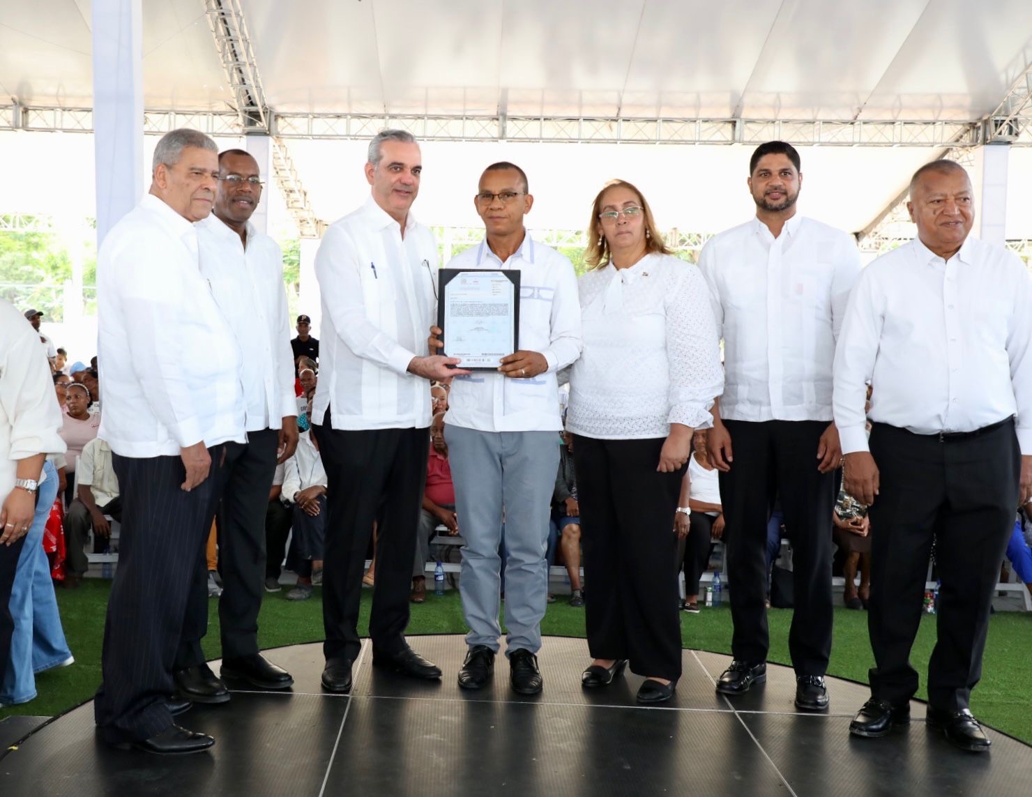 Presidente Abinader entrega 1,445 títulos de propiedad de un total de 3,300 en San Cristóbal que benefician a más de 4,800 personas