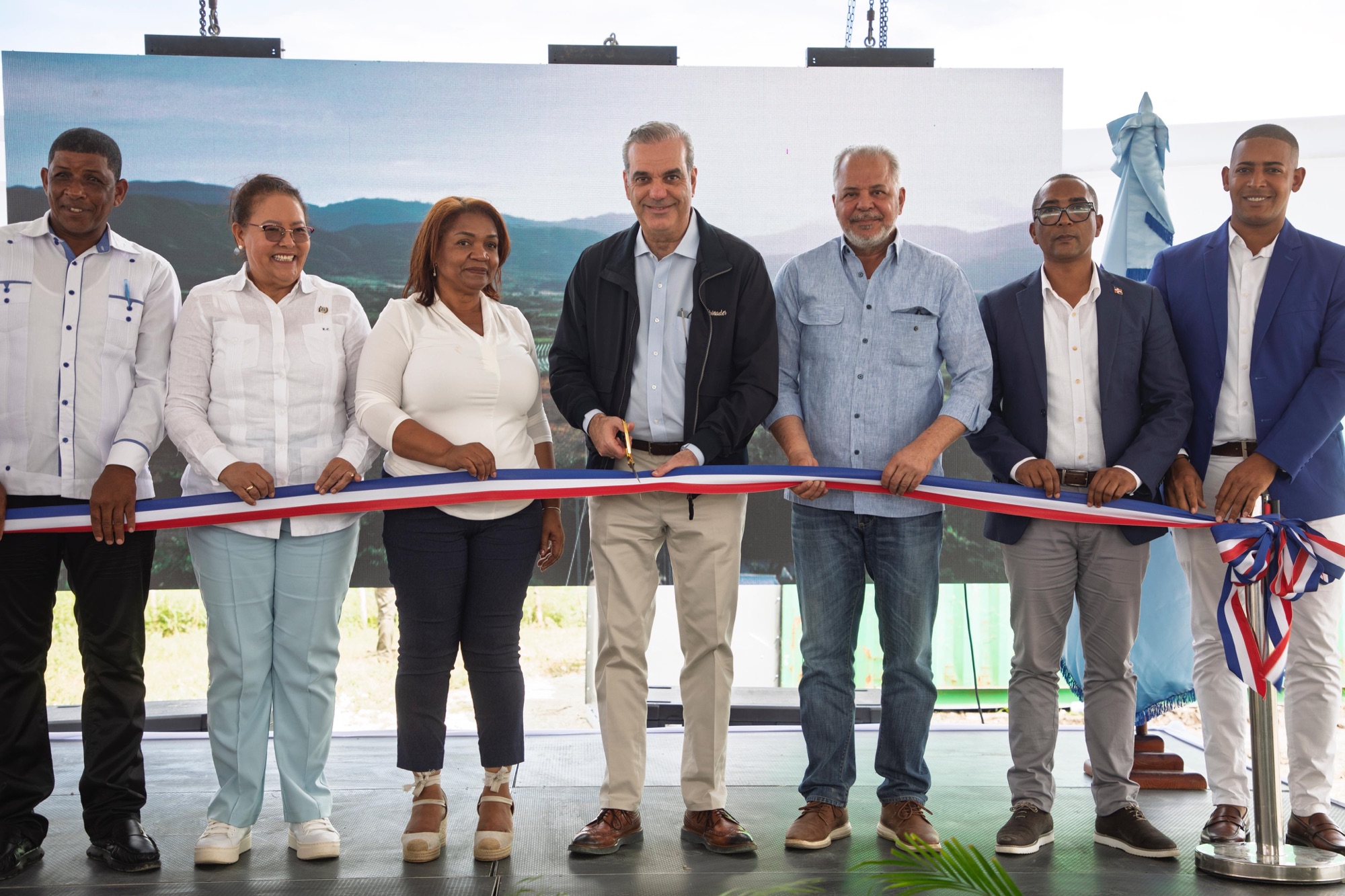 Tras más de 50 años de espera, presidente Abinader inaugura las carreteras Vallejuelo–Batista, Vallejuelo–Río Arriba Sur y Los Arroyos–Sabaneta, para transformar la movilidad de más de 18,000 habitantes de San Juan