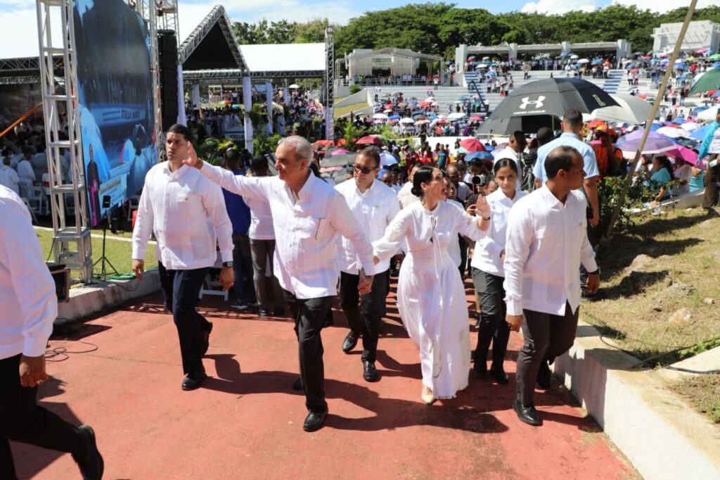 Presidente Abinader participa en emotiva ceremonia por la creación canónica y ordenación episcopal de monseñor Manuel Antonio Ruiz de la Rosa 1 399072cc 3619 45ea 8d88 168281ec0f90