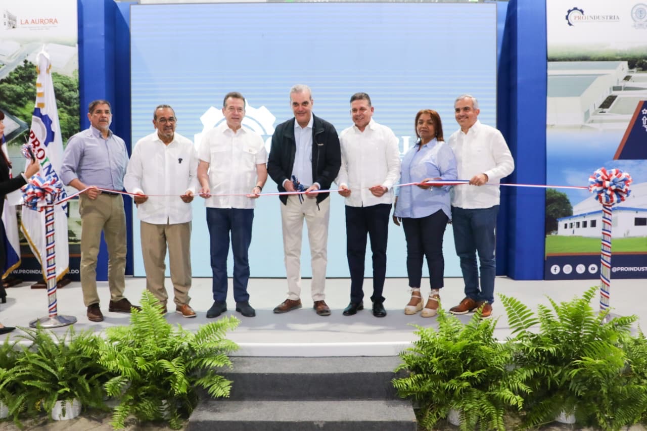 Presidente Abinader inaugura dos naves industriales en Zona Franca de provincia San Juan que generan 500 empleos y contribuyen a su desarrollo económico y social