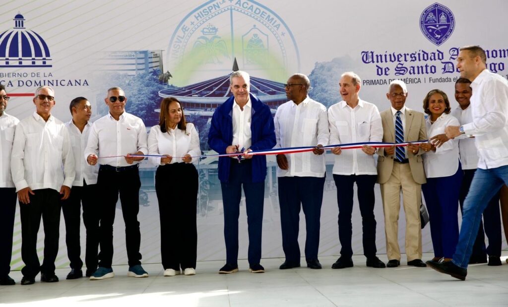 Presidente Abinader entrega moderno Hospital Regional Universitario Dr. Ángel María Gatón con 329 camas, que transforma la atención en salud en el Nordeste 1 4f724147 80a3 4b39 aff9 c21a35f028cf