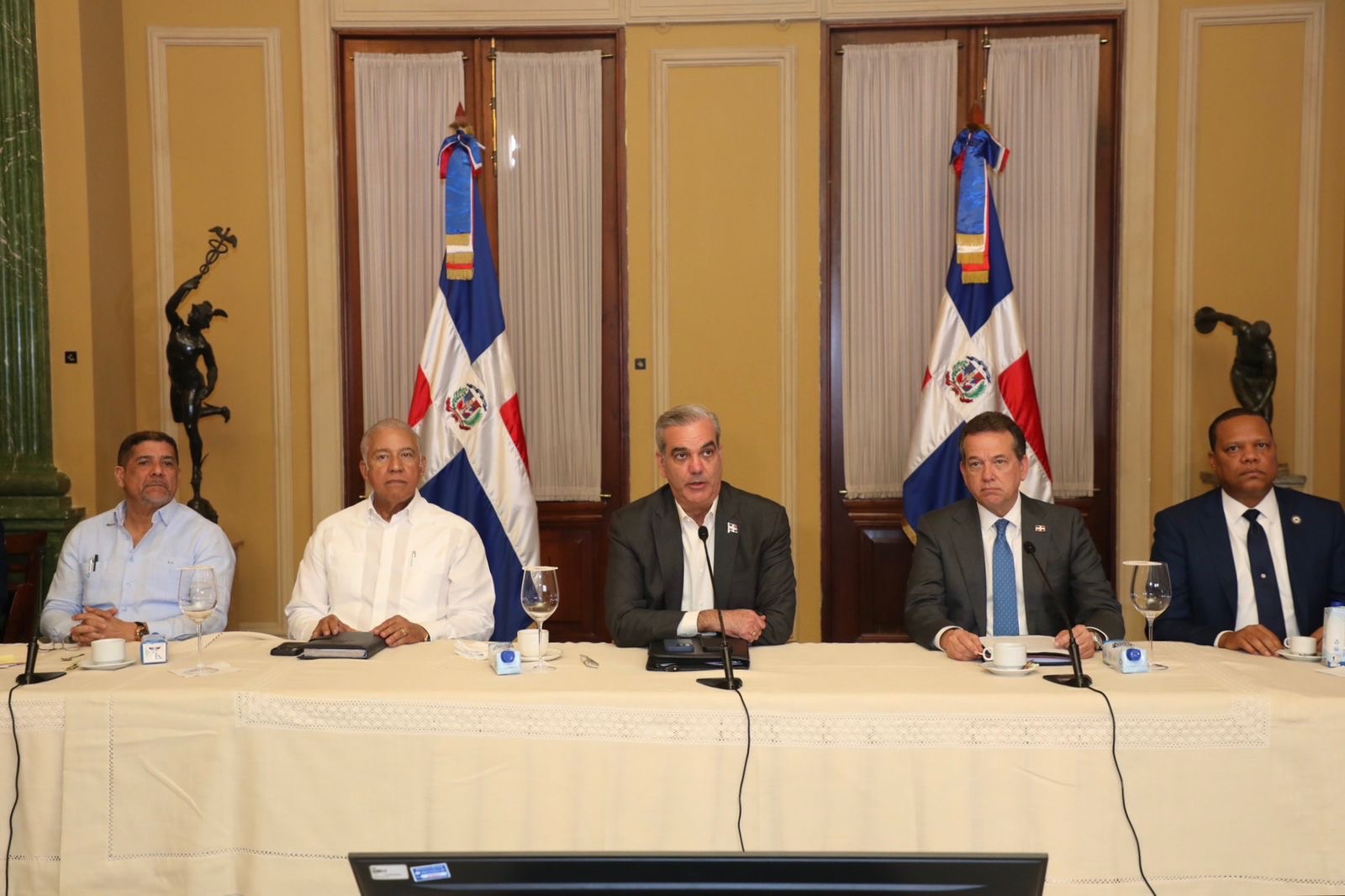 Presidente Abinader impulsa acciones para garantizar abastecimiento y estabilidad de precios durante la temporada navideña en todo el país