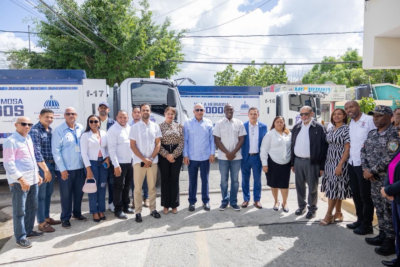 Ministro Bautista entreganuevos camiones compactadores en Villa Hermosa, La Romana y La Caleta, Boca Chica
