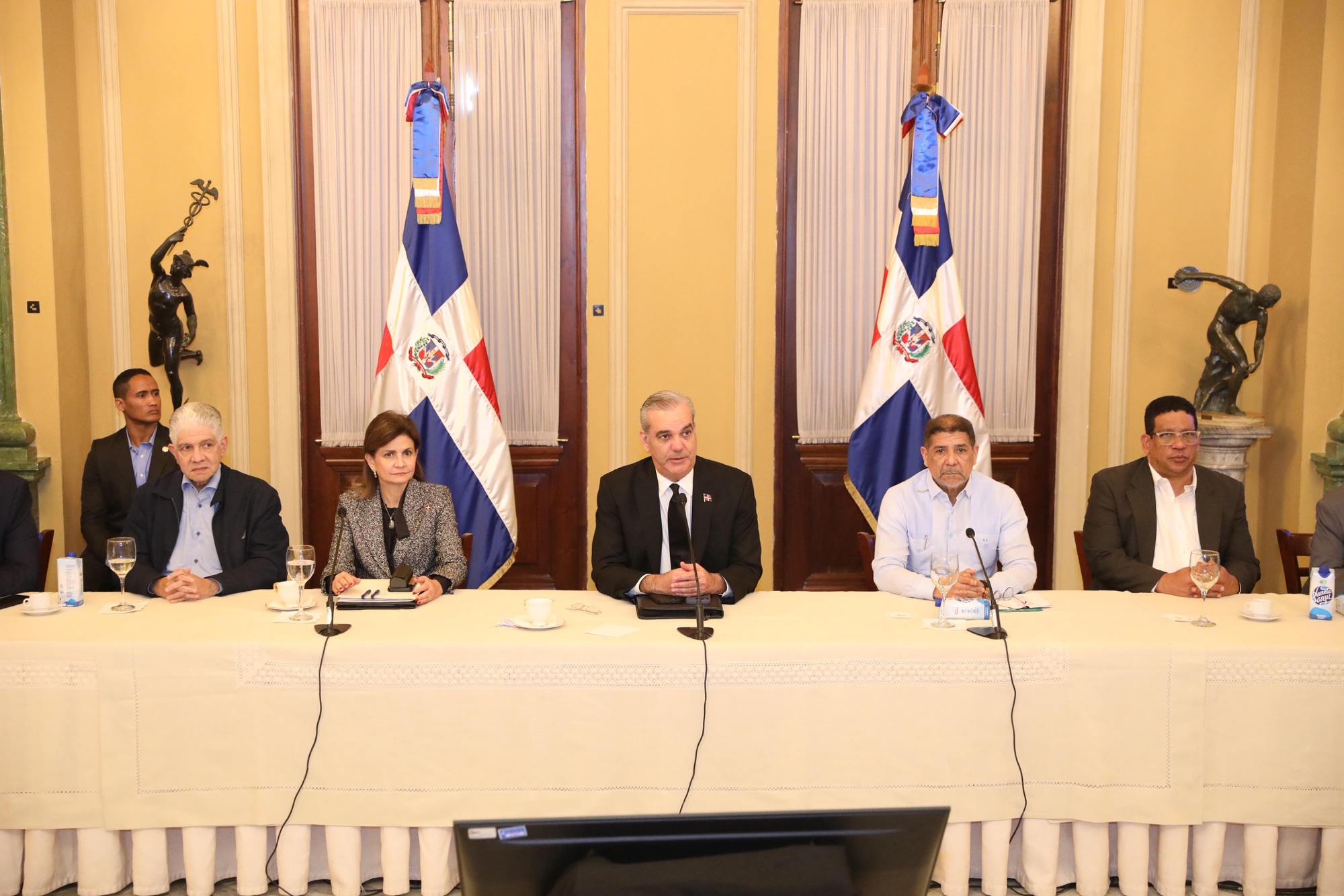 Presidente Abinader se reúne con funcionarios para continuar evaluando seguimiento a daños causados por fenómeno atmosférico Melissa