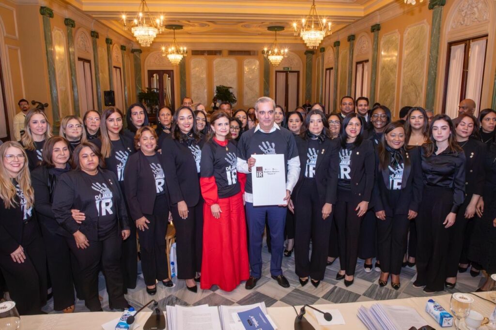 Presidente Abinader respalda pacto nacional contra la violencia de género; recibe documento de reforma integral “Déjala Ir” 1 9579a2cc 98d5 402e bd40 b1029d5ee4e6