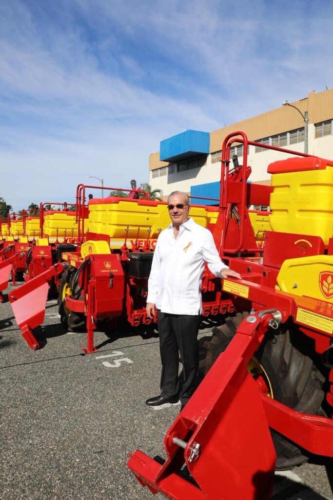 Presidente Abinader entrega maquinarias modernas para reducir mano de obra extranjera e impulsar mecanización del campo 1 c5f9310e 0239 42d9 9611 0a23bb899edf