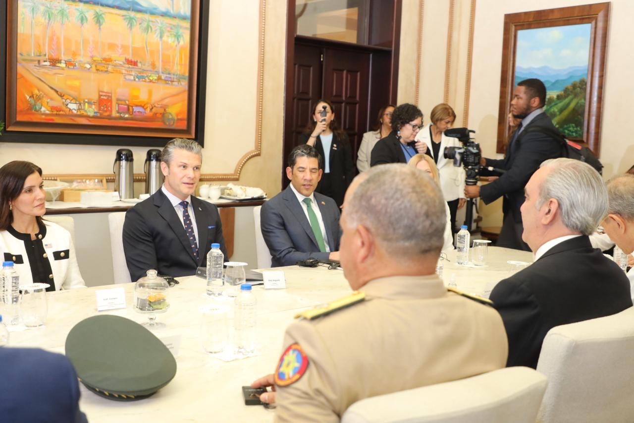 Presidente Abinader recibe al secretario de Defensa de EE. UU., Pete Hegseth en el Palacio Nacional