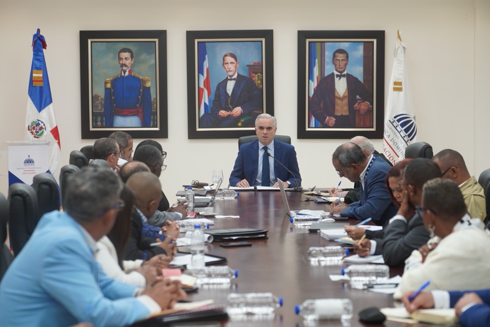 Ministro Luis Miguel De Camps socializa con directores regionales políticas de la gestión que apuntan a fortalecer la calidad educativa