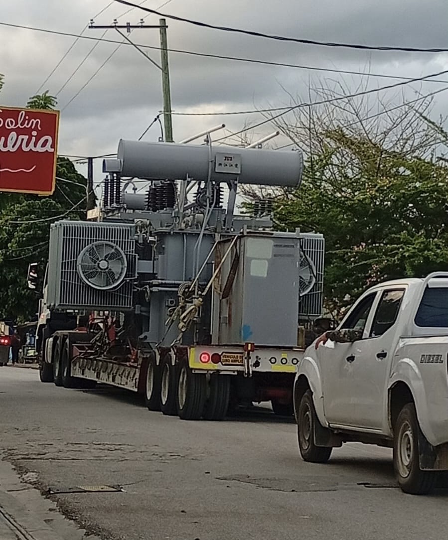 Edeeste traslada transformador de potencia hacia Miches y aclara incidente que involucró al síndico de Nisibón durante operativo técnico