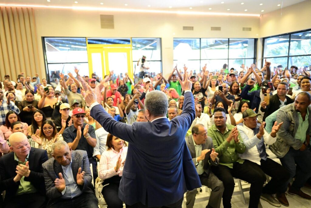 Leonel Fernández juramenta nuevos miembros de la FP en azua 1 img 7352