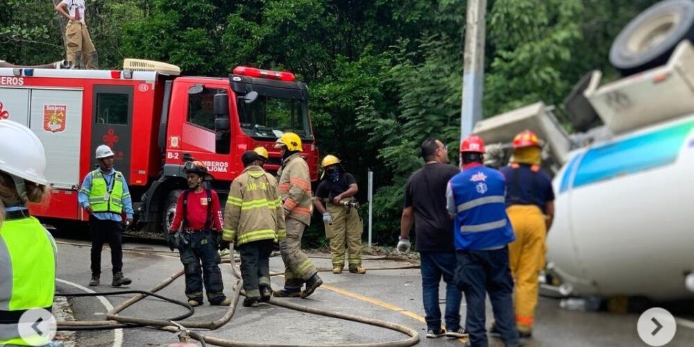 Un muerto y un herido al volcarse camión tanquero de gas en la carretera Jánico–Santiago 1 img 7485