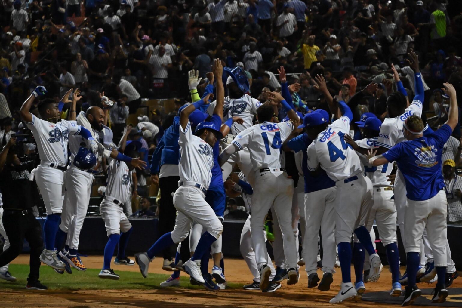 Rojas Jr. lidera el despertar azul; Licey pone fin a su mala racha ante Águilas