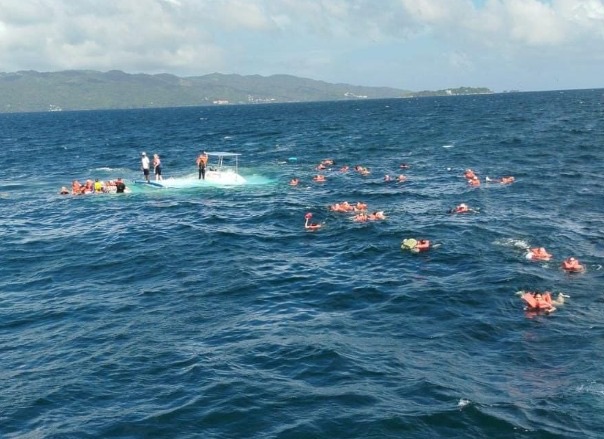 Se hunde embarcación “Boca de Yuma 1” con 55 turistas a bordo; todos resultan ilesos
