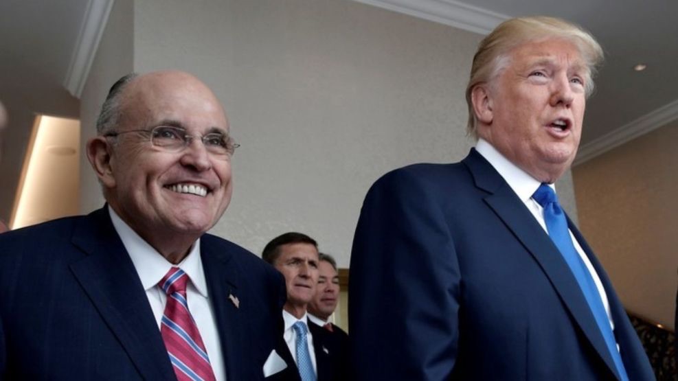 Trump indulta a Rudy Giuliani y otros acusados de intentar revertir las elecciones de 2020