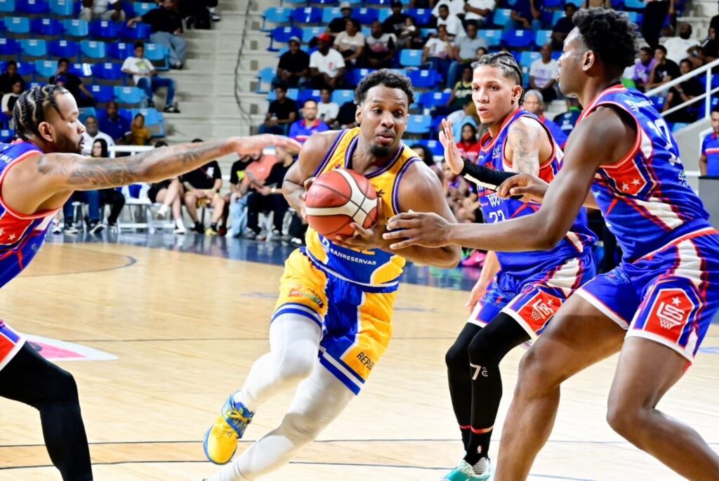 Mauricio Báez elimina a San Lázaro y enfrentará a San Carlos en la final del TBS Distrito 2025 1 img 7856