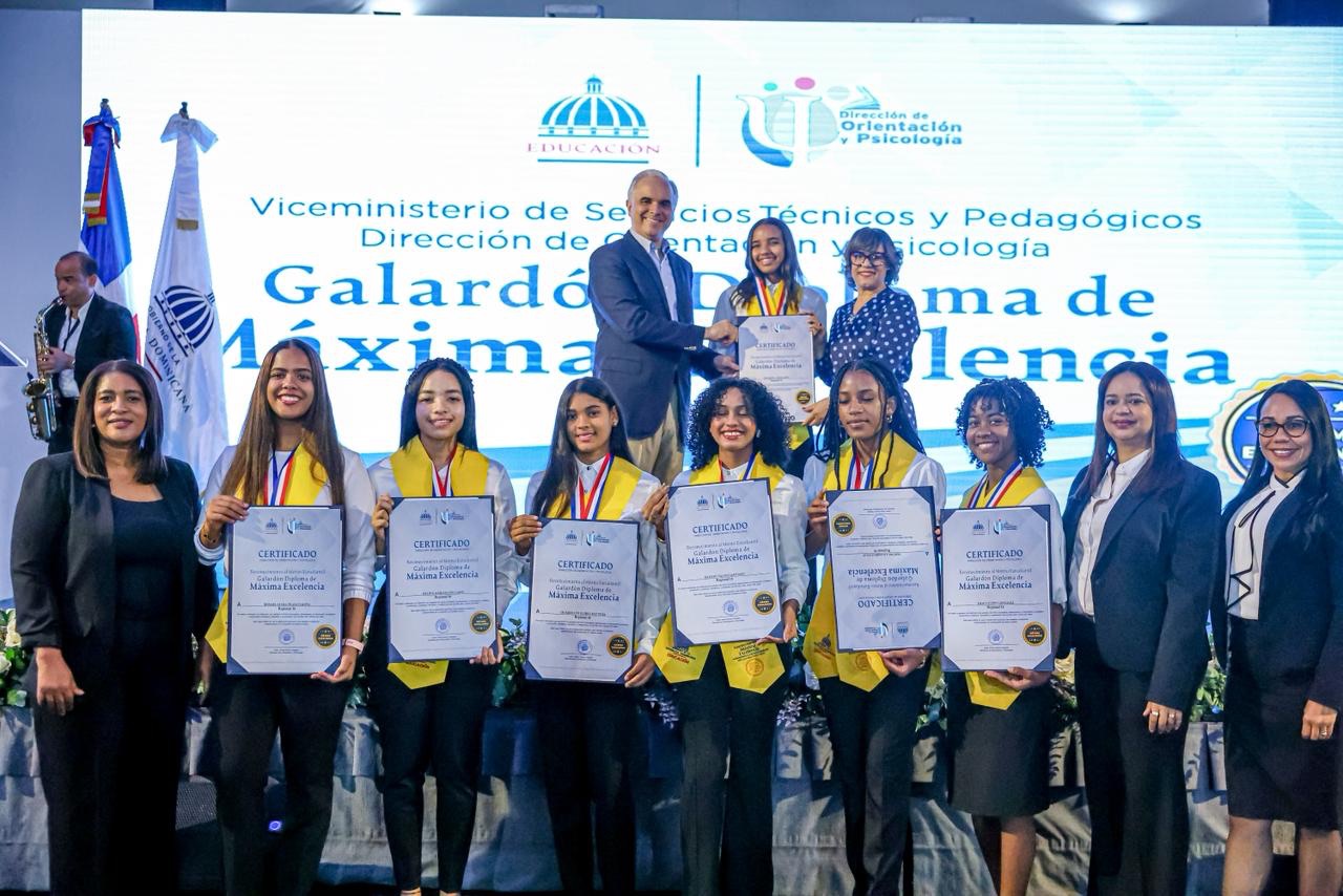 Ministro Luis Miguel De Camps entrega el Galardón Diploma de Máxima Excelencia a 150 estudiantes