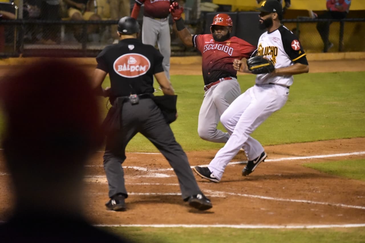 Águilas resisten en un final dramático y derrotan 7-6 a los Leones en el Cibao