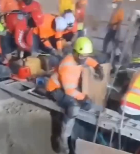 Defensa Civil rescata con vida a dos trabajadores atrapados tras derrumbe en fábrica de cemento en Santiago 1 img 8320