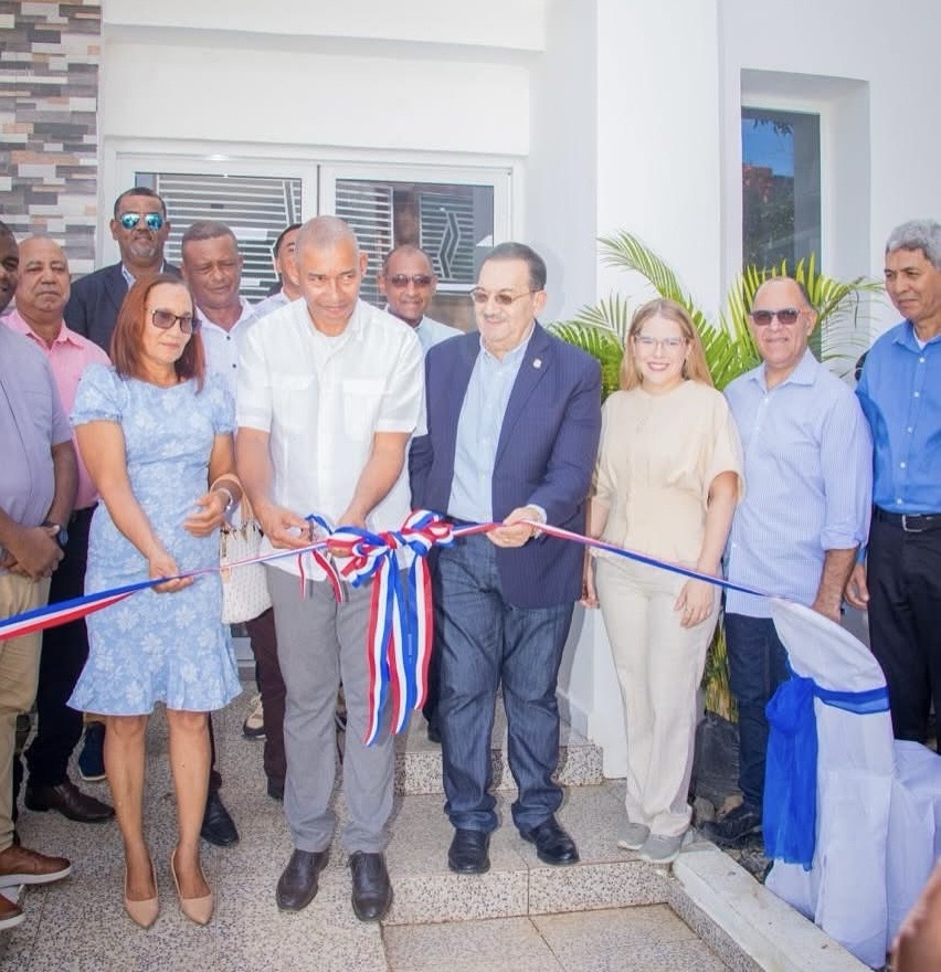 Alcalde Martínez Inaugura Funeraria San José en Yerba Buena de Hato Mayor