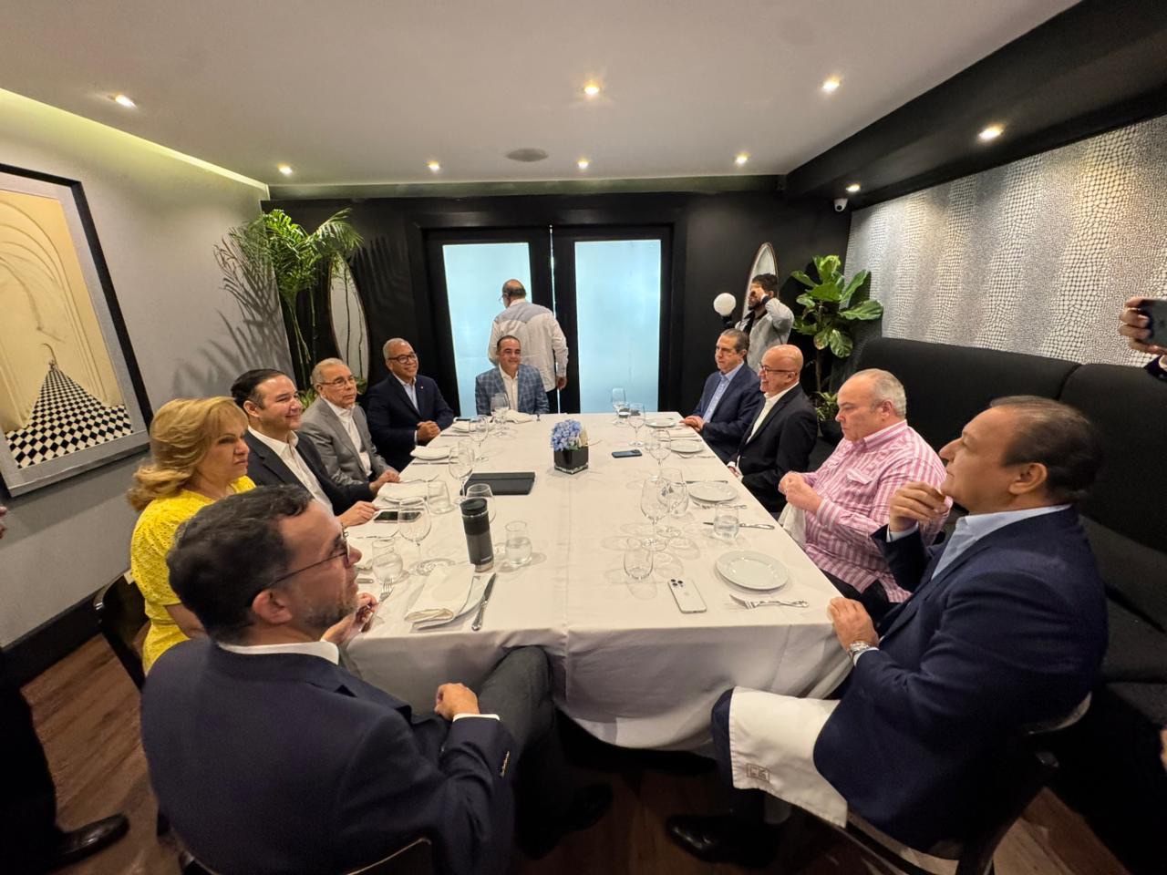 Danilo Medina sostiene encuentro con aspirantes presidenciales PLD
