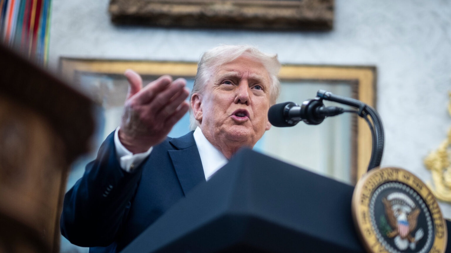 Trump firma ley para forzar la publicación de los archivos Epstein