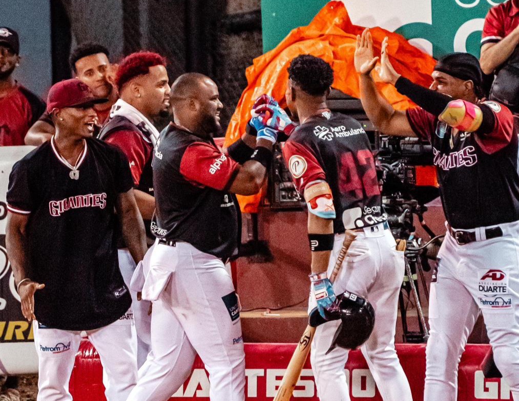 Gigantes arman rally de cuatro en la octava y superan 5-2 a las Estrellas