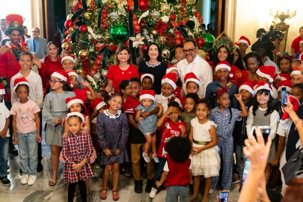 Raquel Peña y Raquel Arbaje encabezan encendido del árbol y dan bienvenida a la Navidad en el Palacio Nacional 1 img 8769