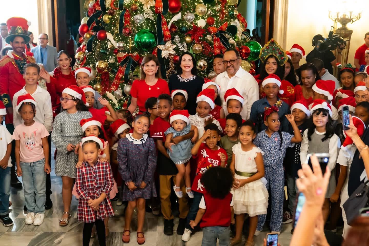 Raquel Peña y Raquel Arbaje encabezan encendido del árbol y dan bienvenida a la Navidad en el Palacio Nacional