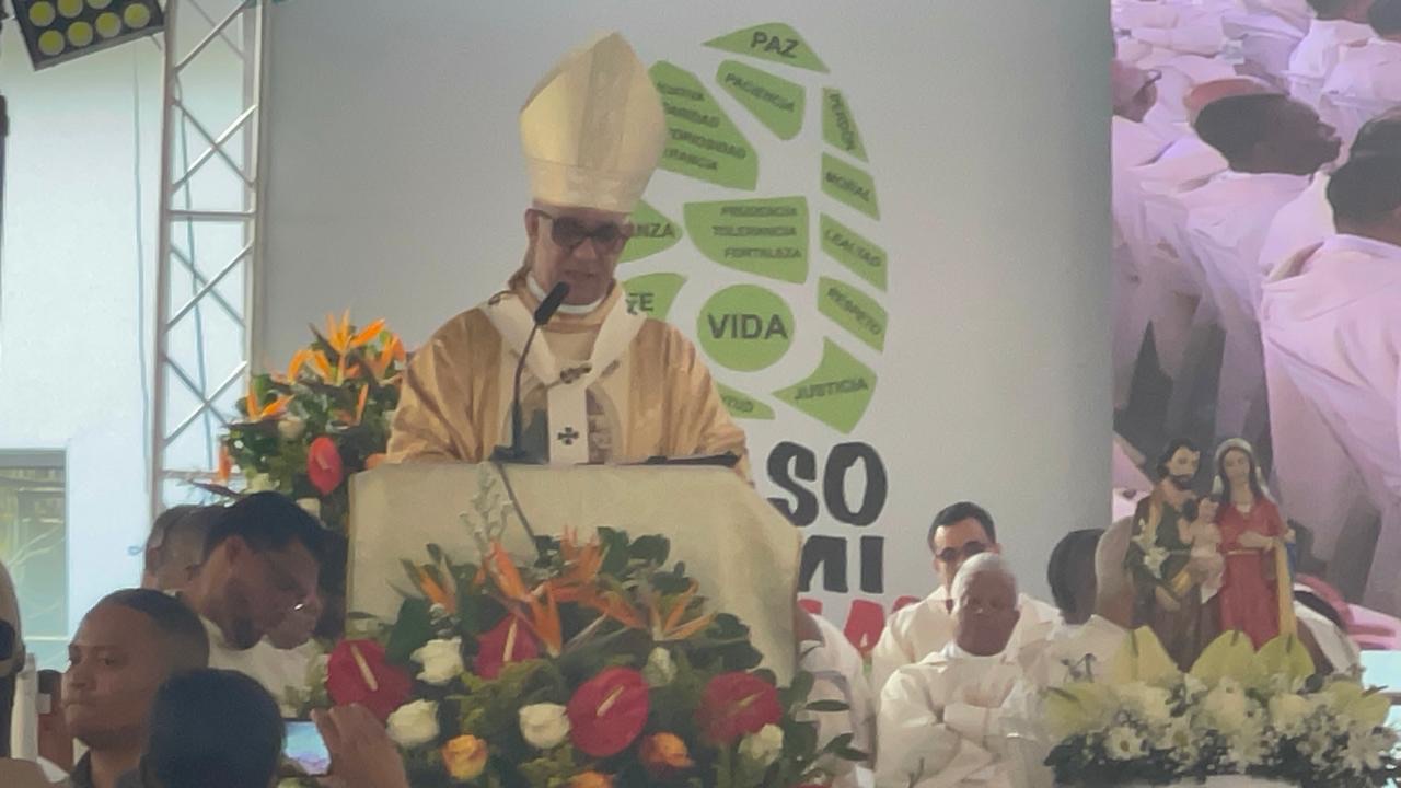 Arquidiócesis de Santiago moviliza a miles en multitudinaria caminata “Un Paso por mi Familia 2025”