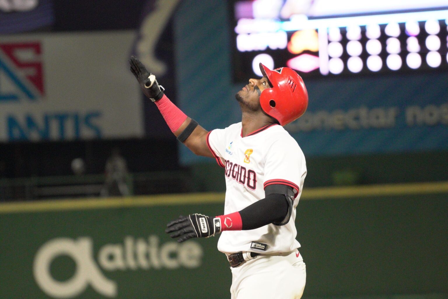 Lake firma histórico hit 500, pero Águilas frenan al Escogido 4-1