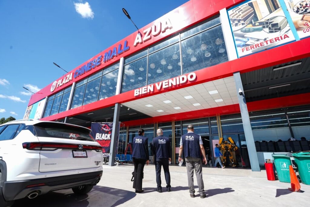 Aduanas interviene dos tiendas chinas en Azua por malas prácticas comerciales