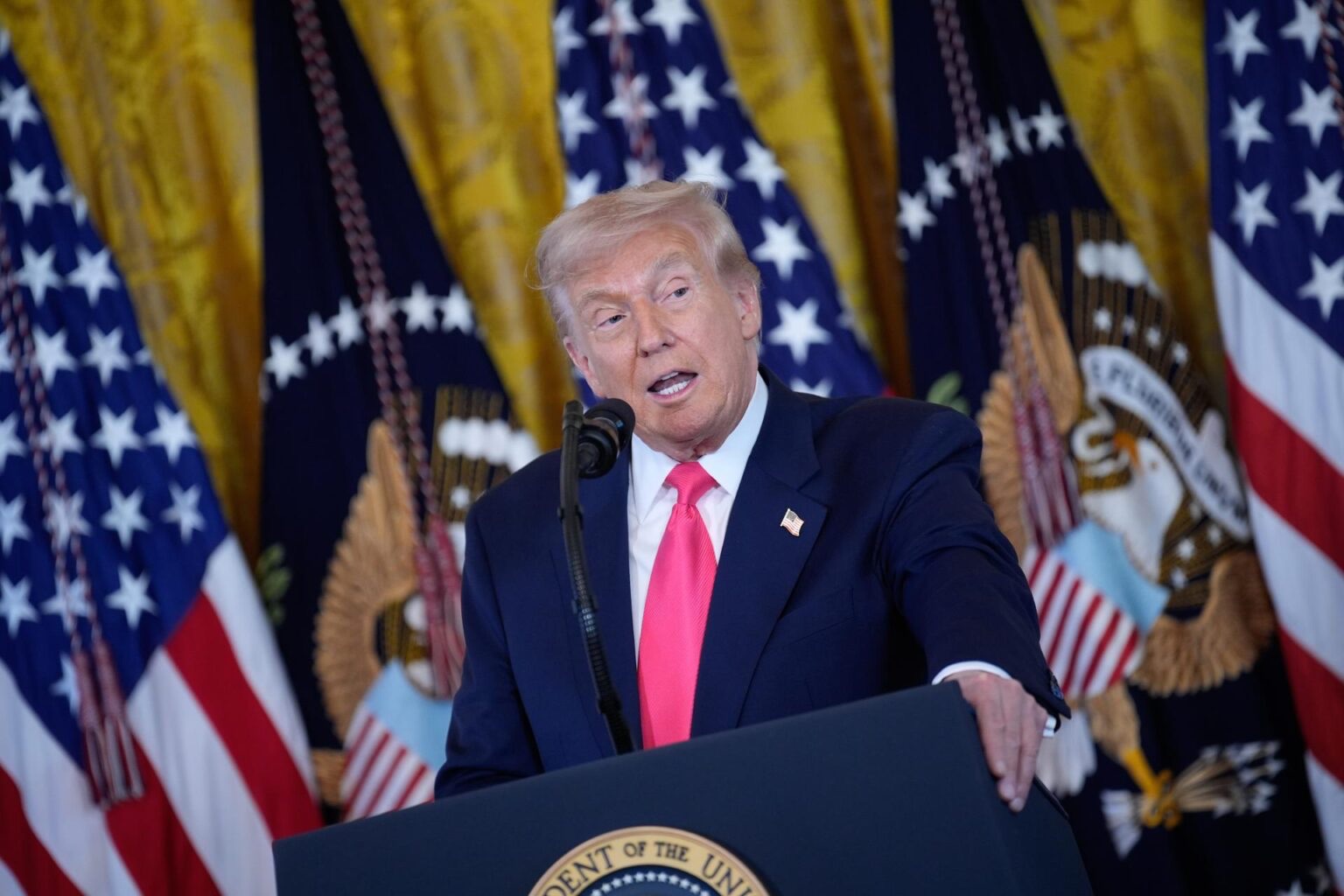 Trump avisa que “empezará a detener” el avance de narcotraficantes de Venezuela por tierra