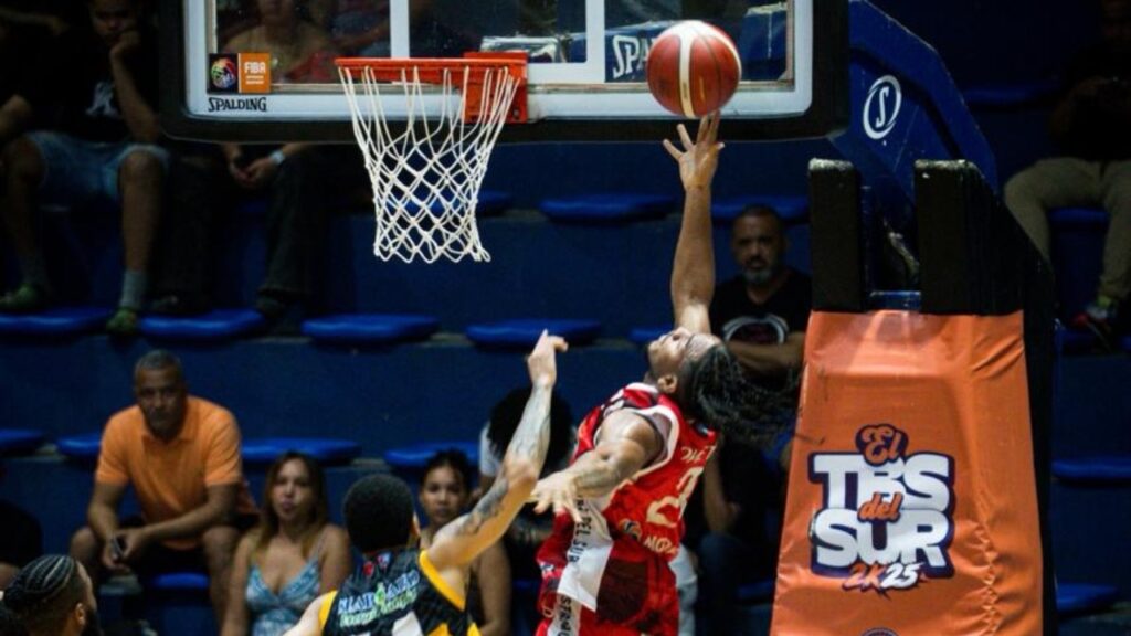 Ciro Pérez y Buitres triunfan en vibrante jornada del viernes en el Torneo de Baloncesto Superior de San Cristóbal 1 img 9496