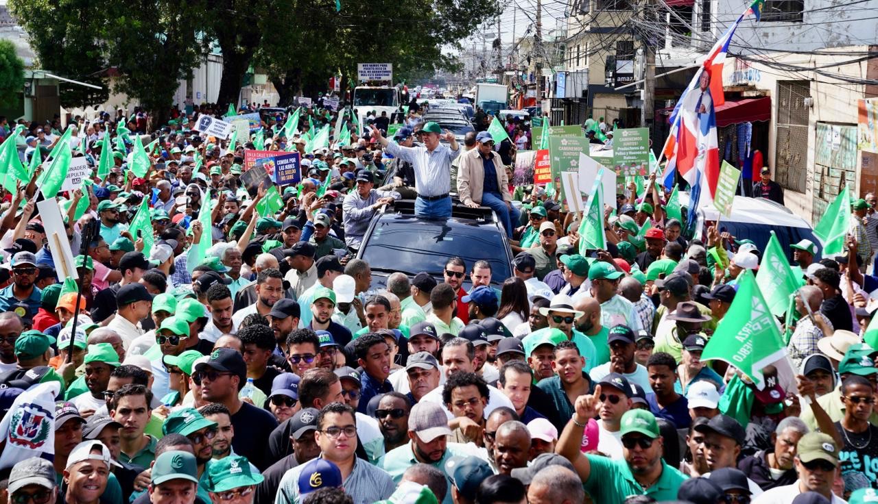 Miles de dominicanos salen a las calles con Leonel para reclamar soluciones al alto costo de la vida