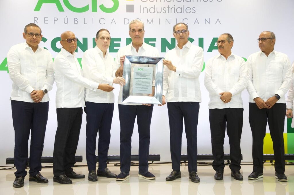 Abinader destaca que el país es una “República policéntrica” y recibe reconocimiento de la ACIS por su inversión en Santiago 1 img 9513