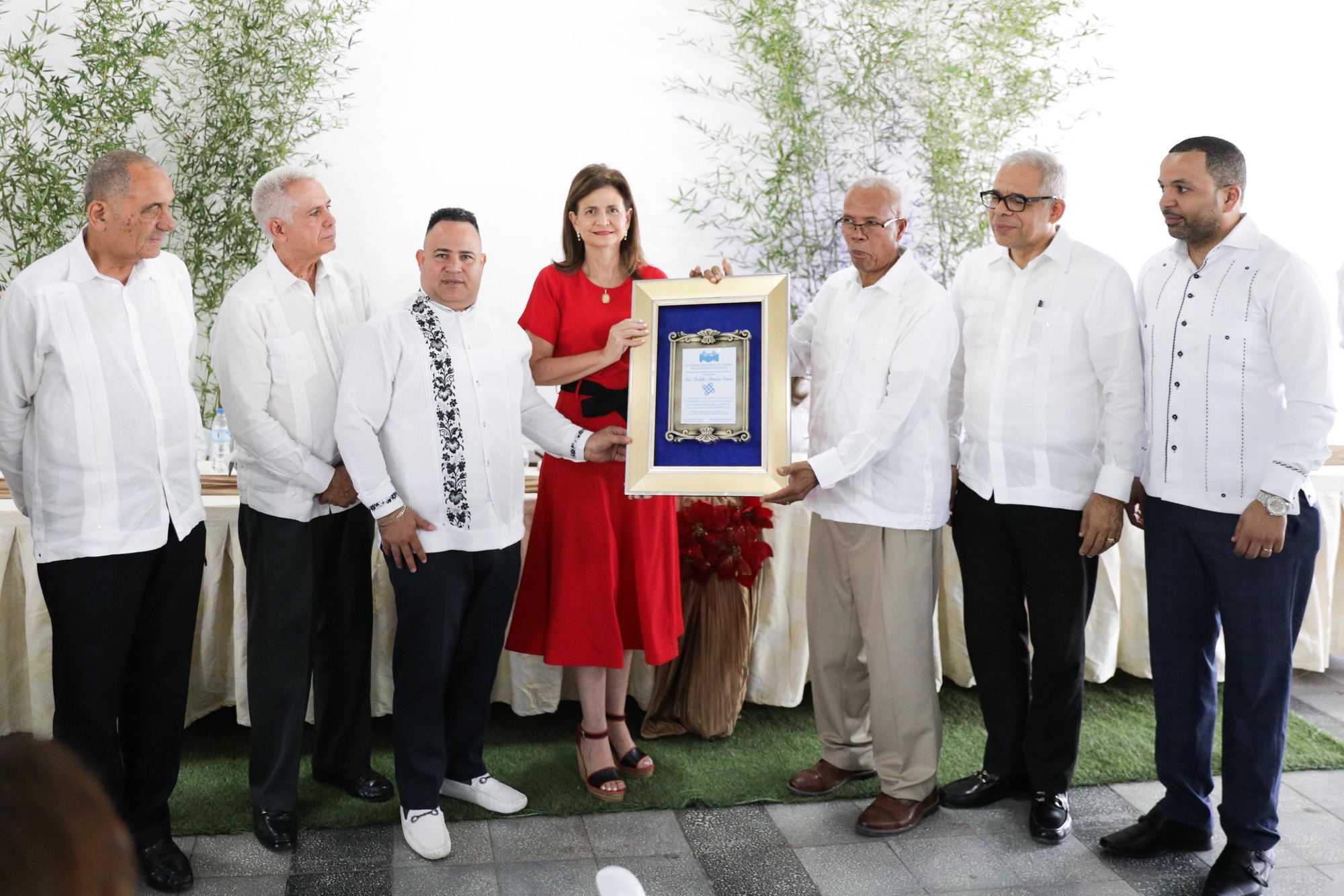 Raquel Peña comparte almuerzo navideño con líderes cristianos del Cibao