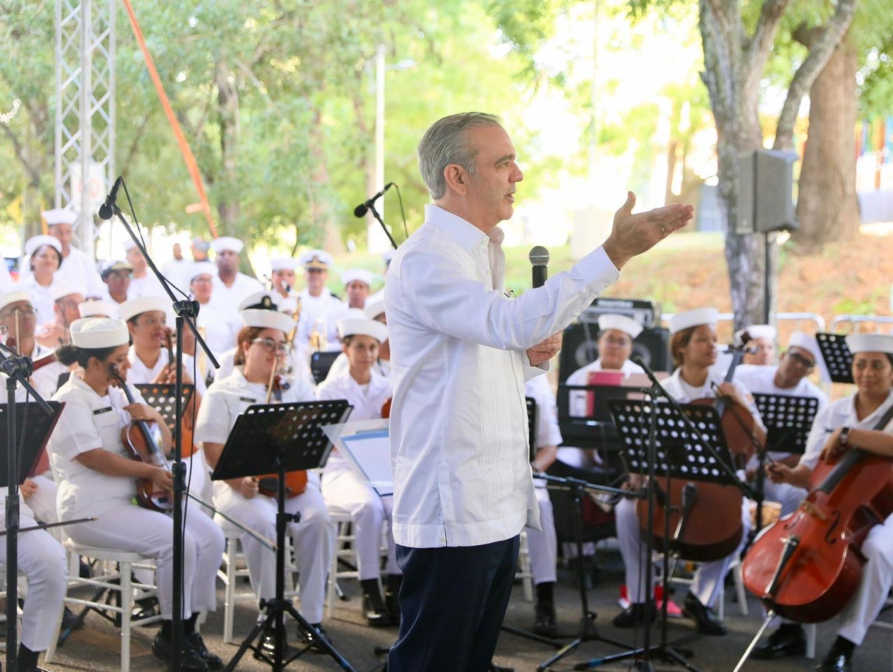El presidente Luis Abinader y la vicepresidenta Raquel Peña comparten villancicos navideños con familias y niños del entorno de la Casa Presidencial de Santiago