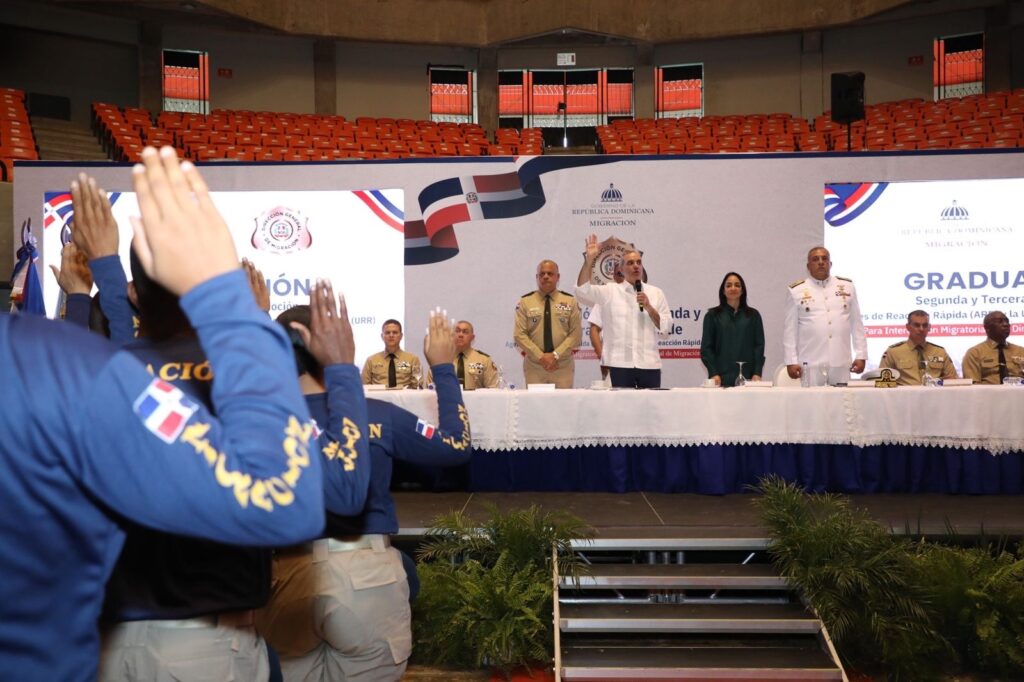 Presidente Abinader juramenta 865 nuevos agentes para fortalecer el control migratorio en todo el país 1 07df360d ef49 4c4b a7f4 bb80f64a0594