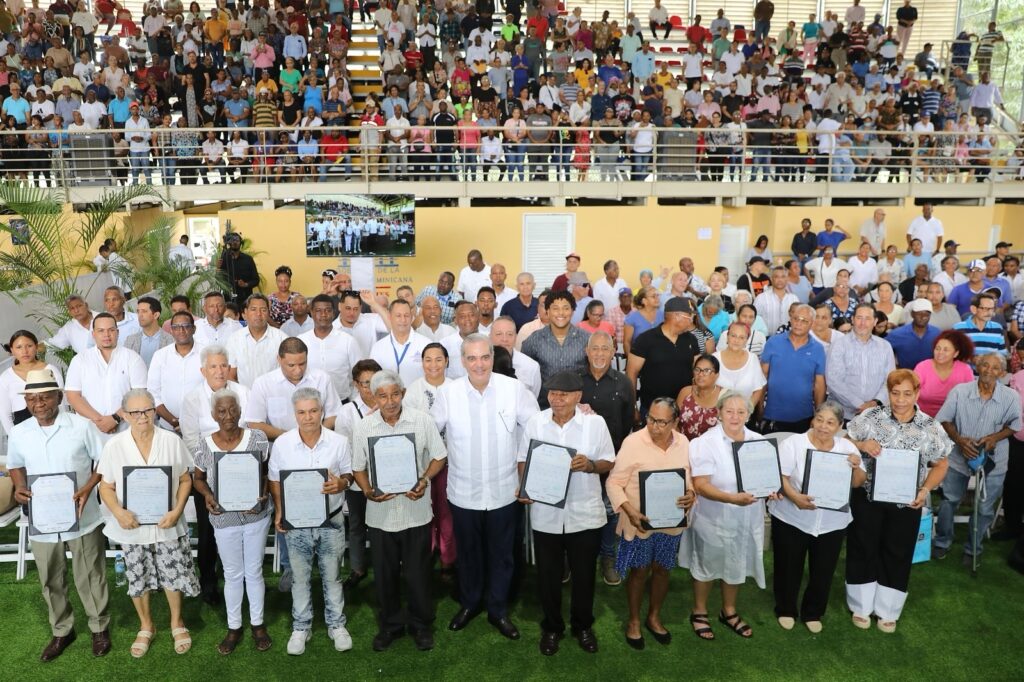Presidente Abinader entrega 1,305 títulos de propiedad y afirma que “hoy se hace justicia social” en el sector de Pueblo Nuevo 2 113b2eb8 c845 465d 8857 db360490de57