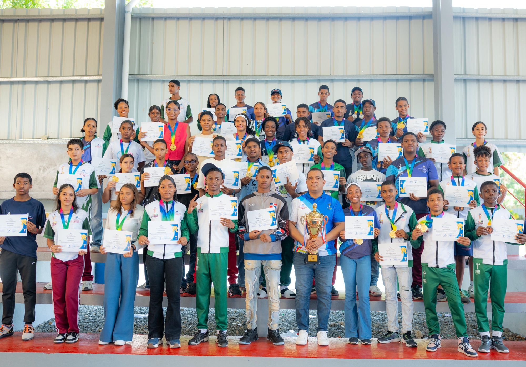 Reconocen a Estudiantes Ganadores de los Juegos Deportivos Escolares Nacionales 2025 en la Región Higuamo