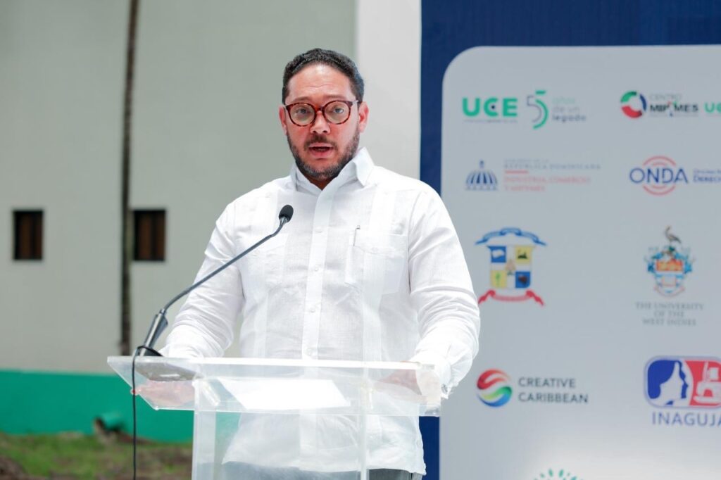 Centro Mipymes y CPTT UCE celebran graduación de sus programas formativos y presentan desfile “Quisqueya Innova” 2 1613a5a2 74f0 4f63 a0f1 bb10a0049044