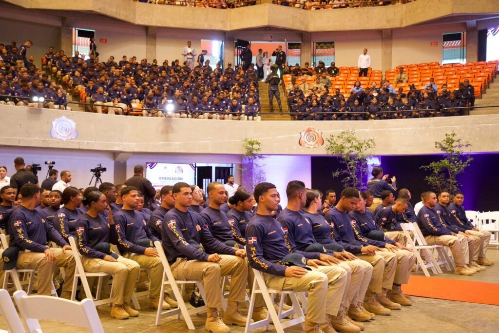 Presidente Abinader juramenta 865 nuevos agentes para fortalecer el control migratorio en todo el país 2 3b8ea2af d4f7 47ef b3c0 07fe735ad489